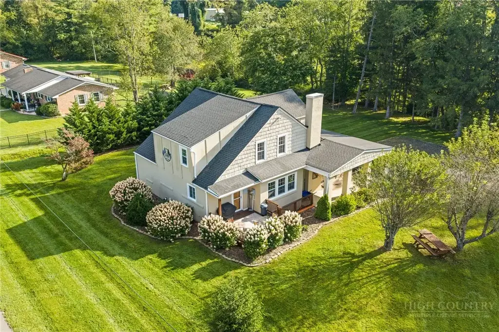220 Brook Ln, West Jefferson