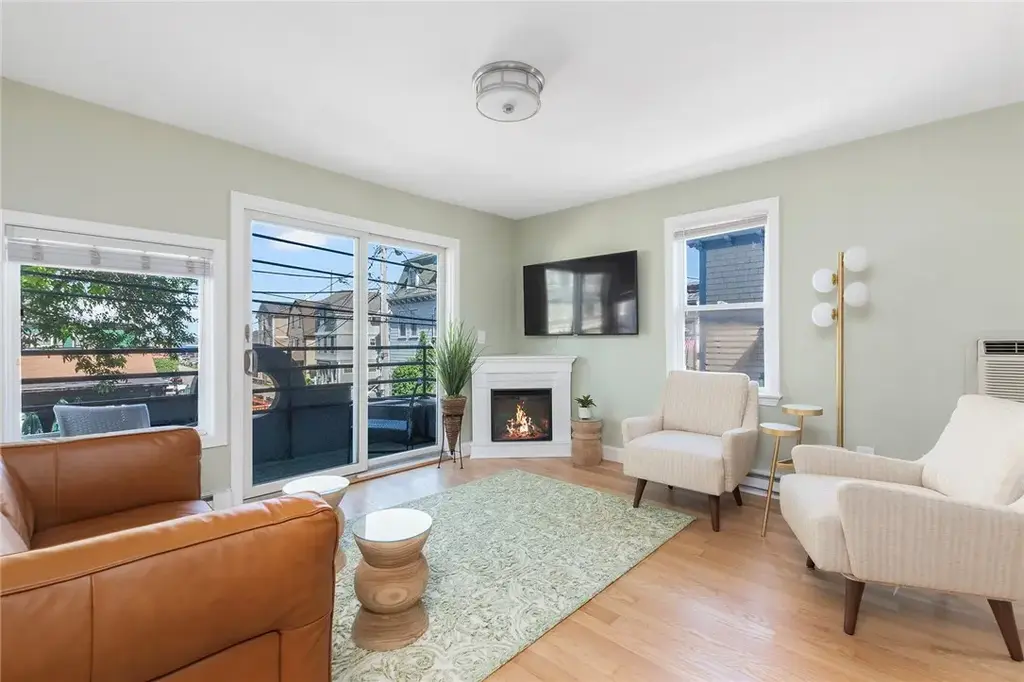 492 Thames St # 2, Newport