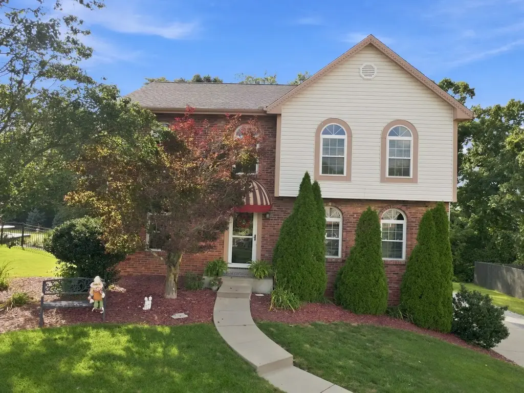 305 Farmcrest, North Fayette