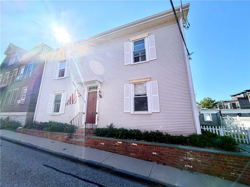 13 Holland St # 1, Newport