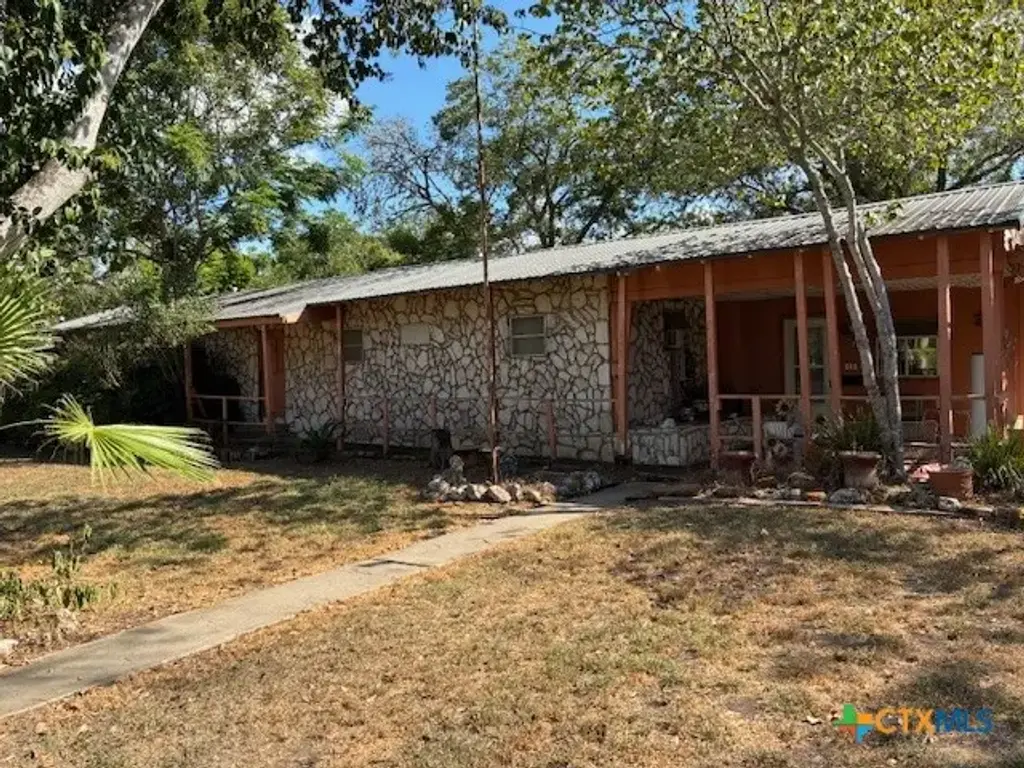 600 Ducey Street, Yoakum