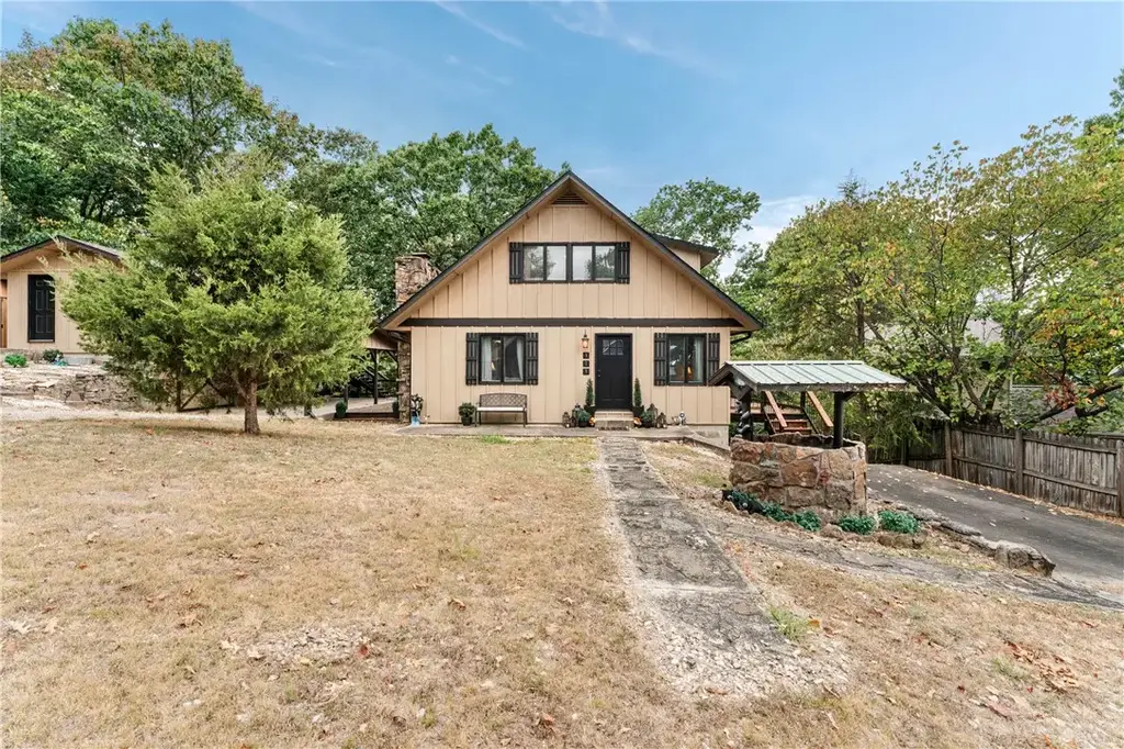 303 Ridge Road, Eureka Springs