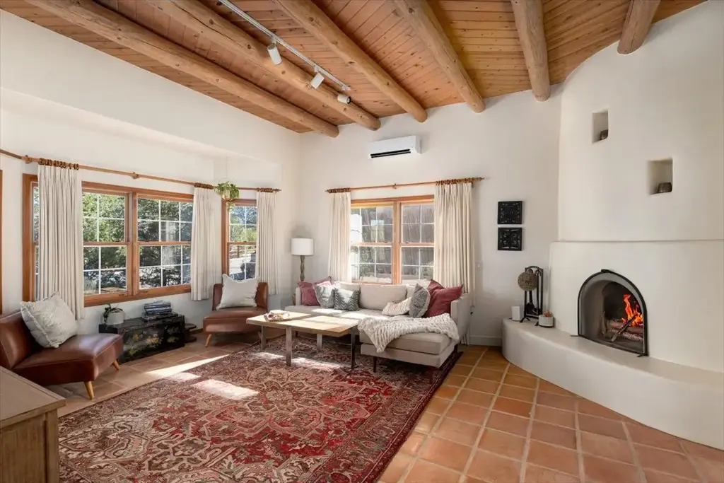610 Caminito Del Sol, Santa Fe
