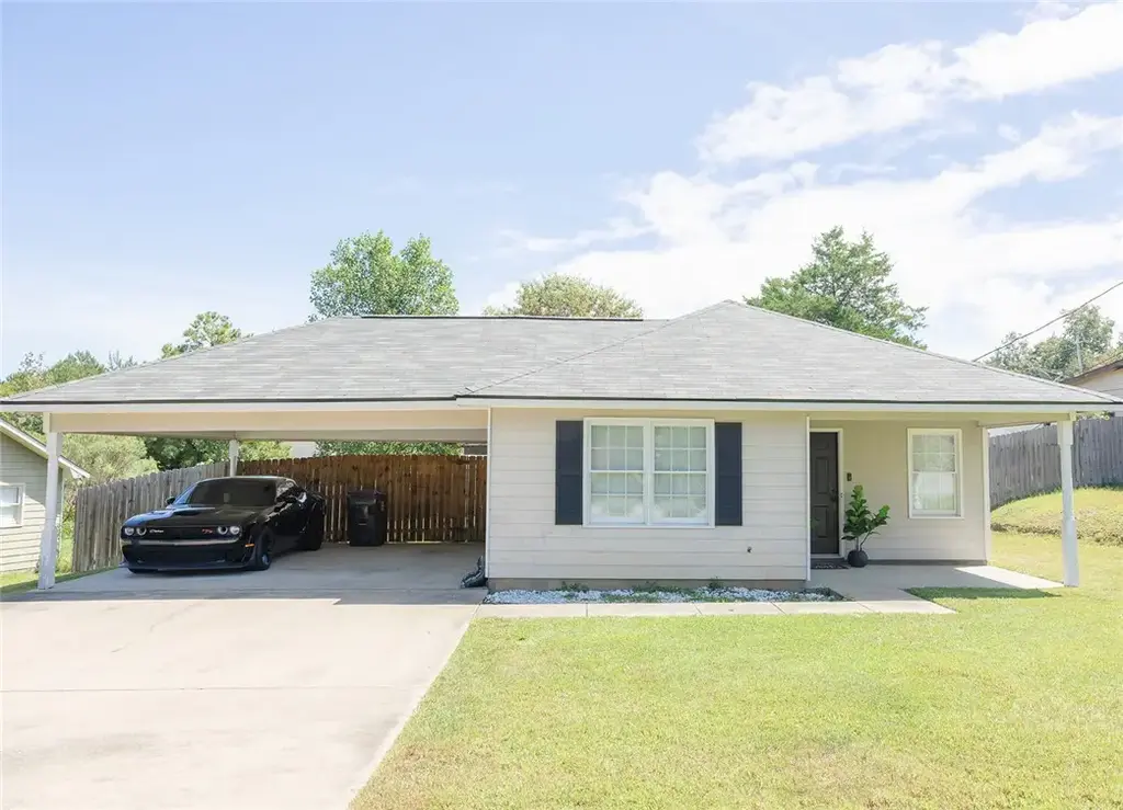 589 Mill Pond Dr, Phenix City