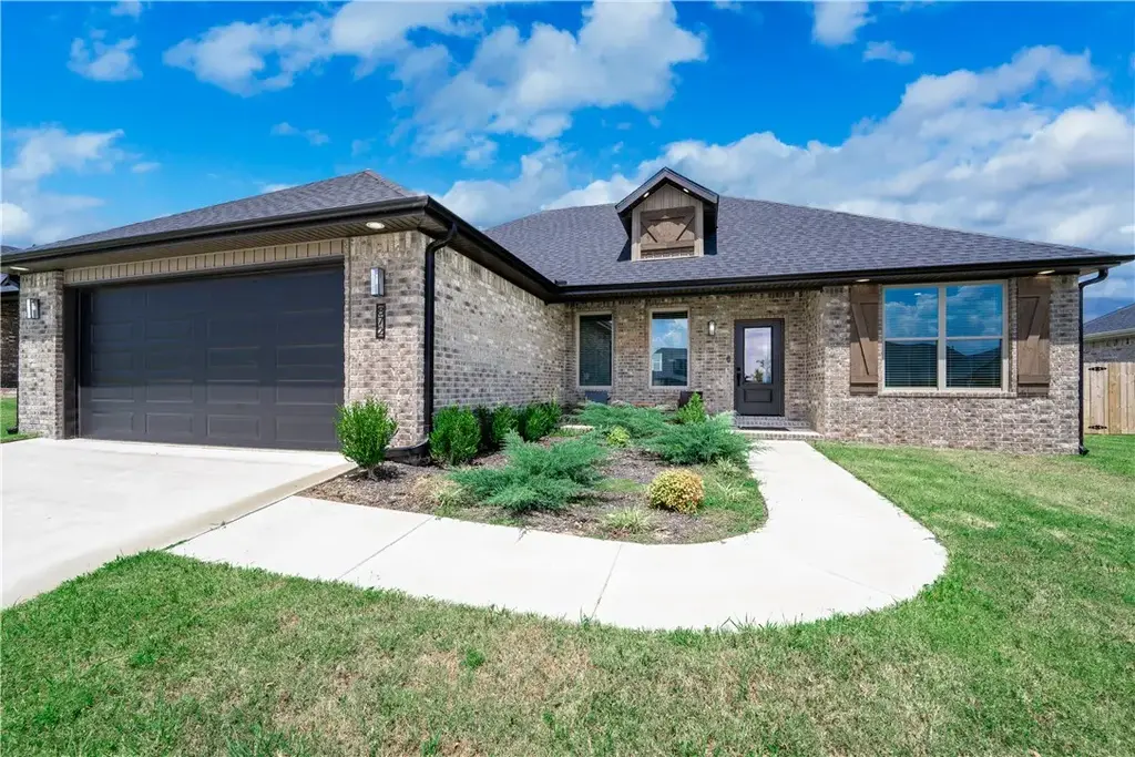 872 Round Top Street, Prairie Grove
