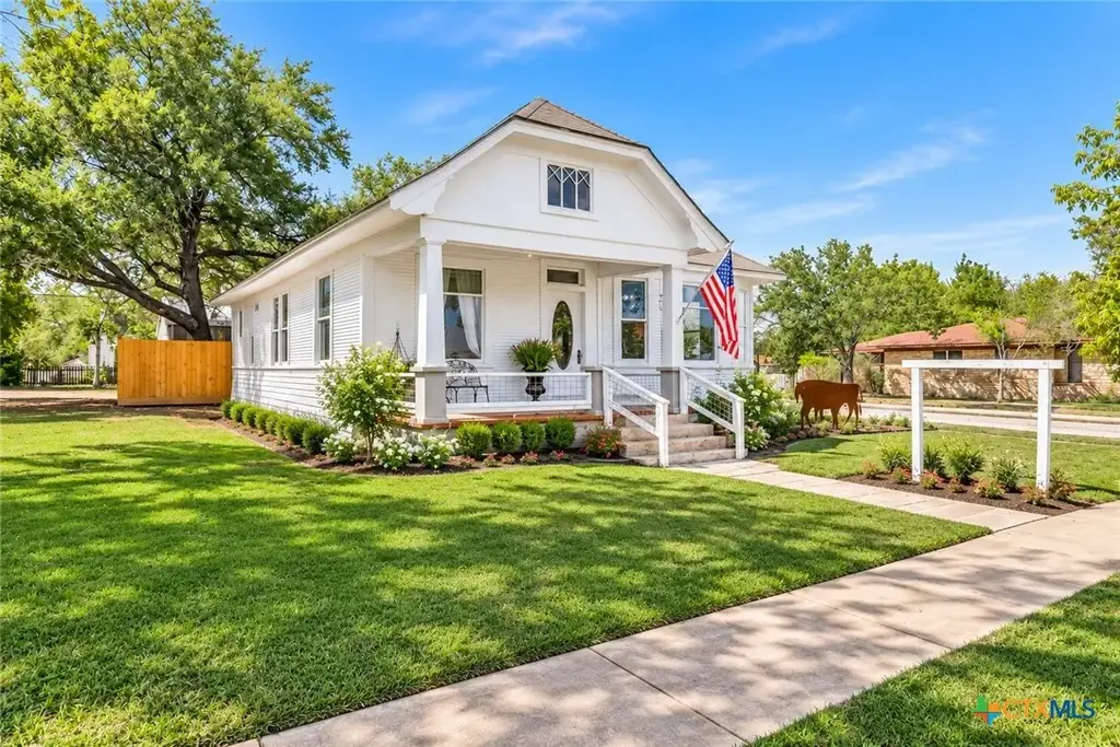 612 W Grand Avenue, Yoakum