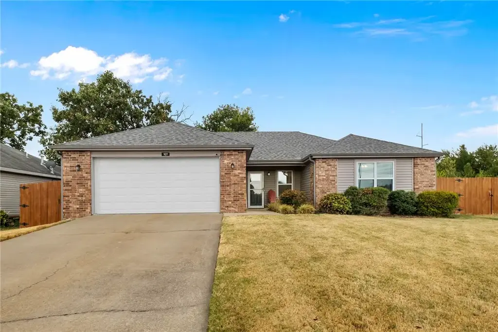 927 Fieldstone Court, Centerton