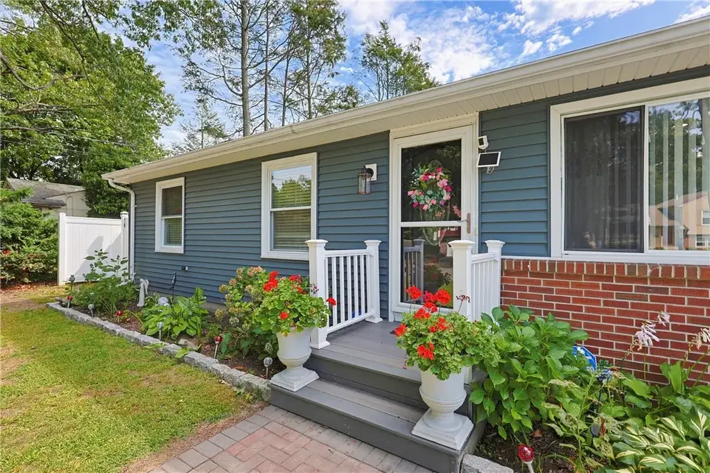 849 Roger Williams Ave, East Providence