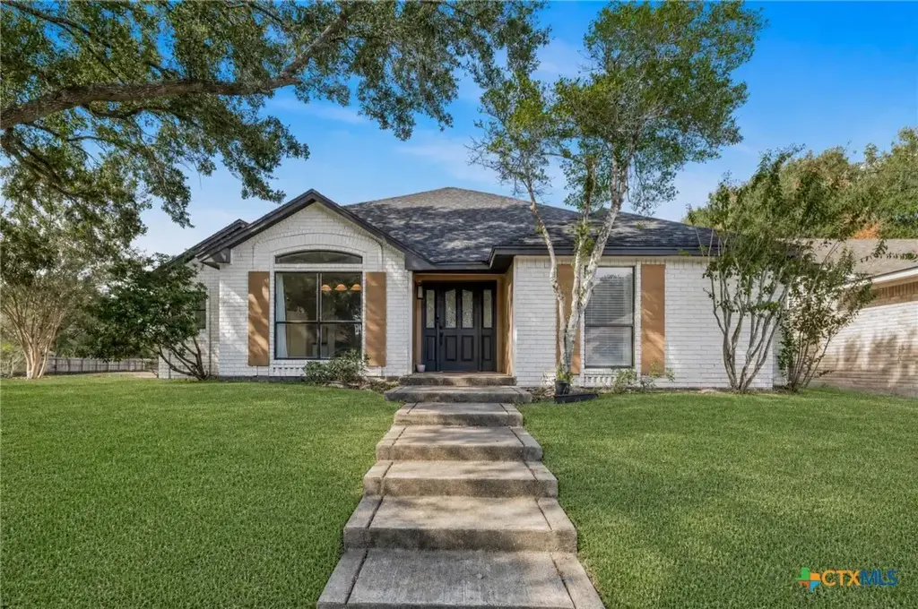 301 Trentwood Circle, Victoria