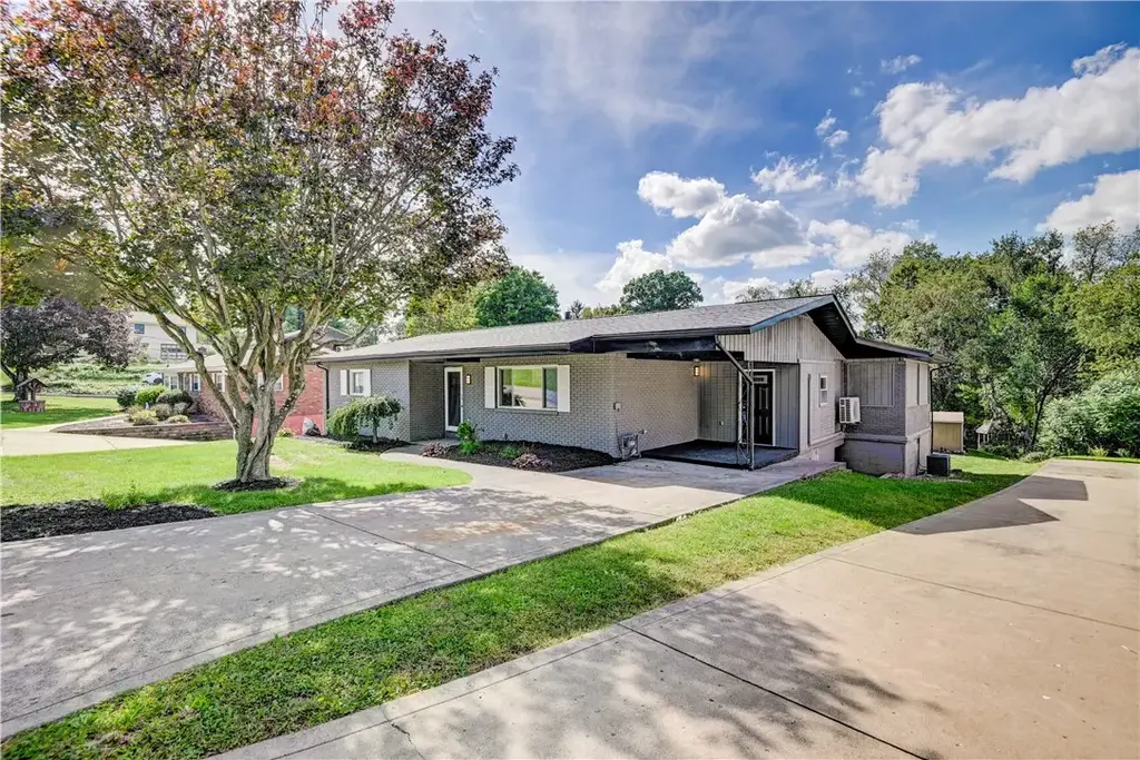 149 Spring Hill Road , Center