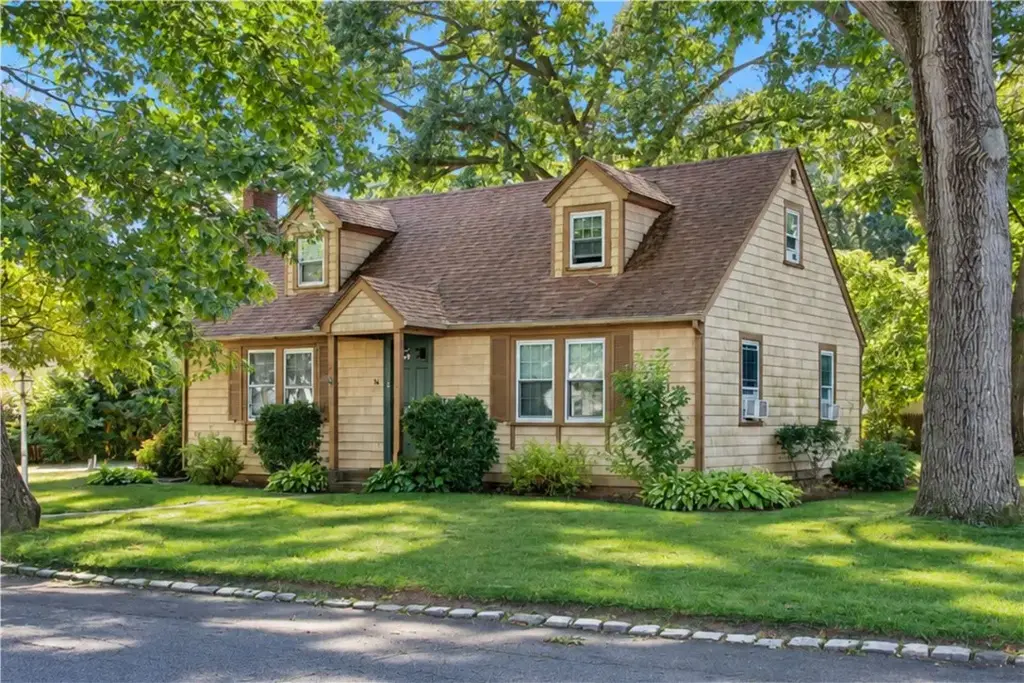 81 Park View Ave, Warwick