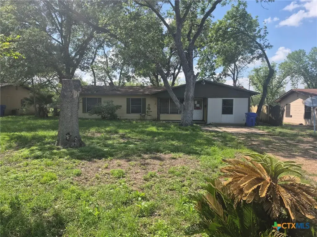 404 Svoboda Street, Yoakum