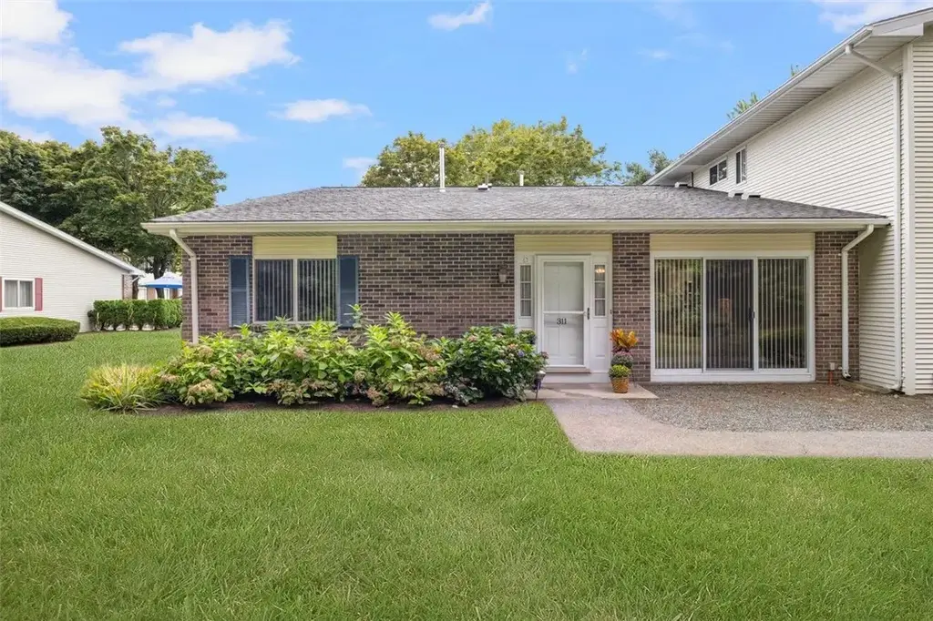 311 Chatham Cir, Warwick