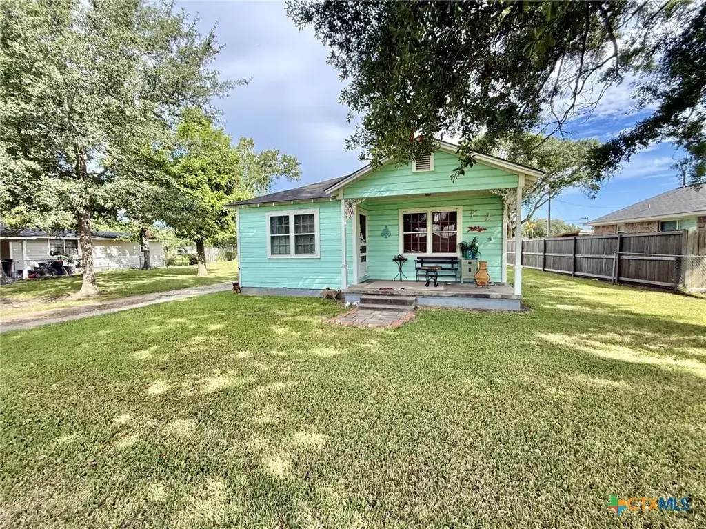 406 E Tres Palacios Avenue, Palacios