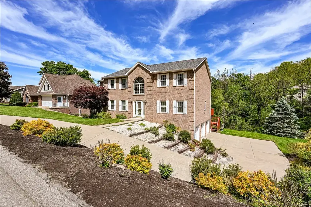 810 Stonebridge Drive, Hempfield