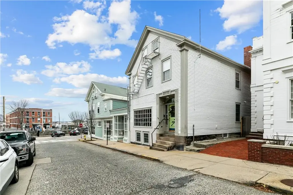 8 Franklin St # 3, Newport
