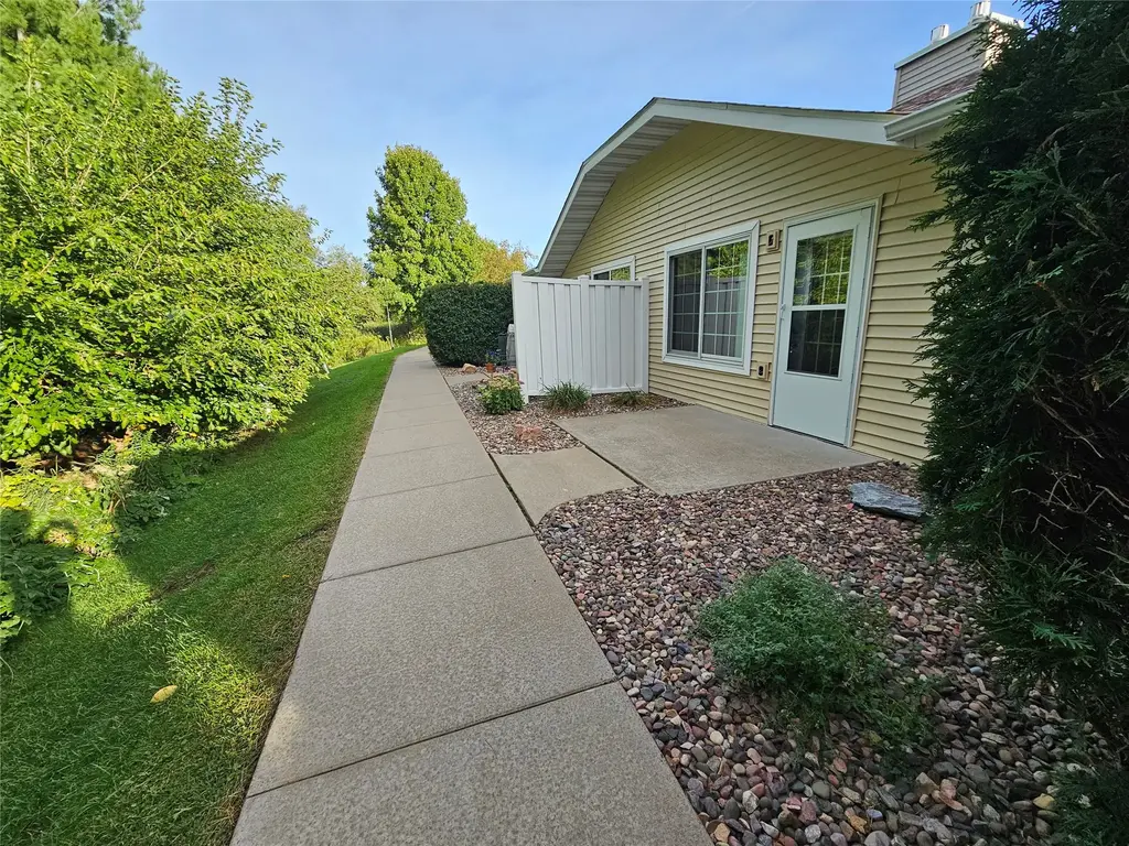 3330 S Robin Meadows Lane 3330, Eau Claire