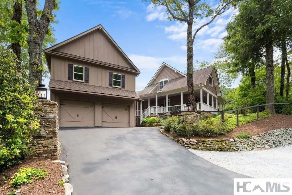 592 Whiteside Mountain Road, Highlands
