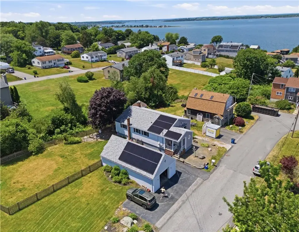 201 Randolph Ave, Tiverton
