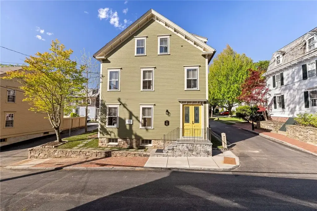 18 Barney St # 2, Newport