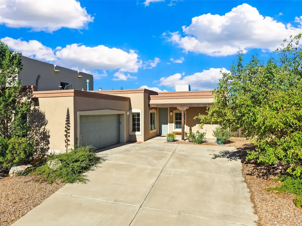 6821 Sunset Circle, Santa Fe