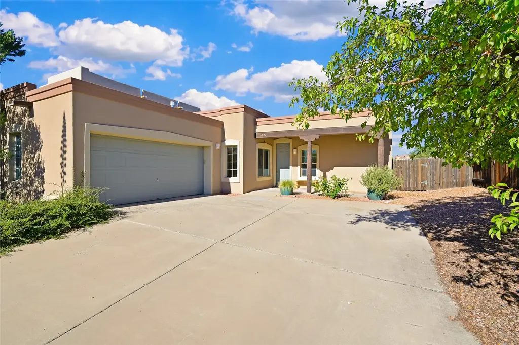 6821 Sunset Circle, Santa Fe