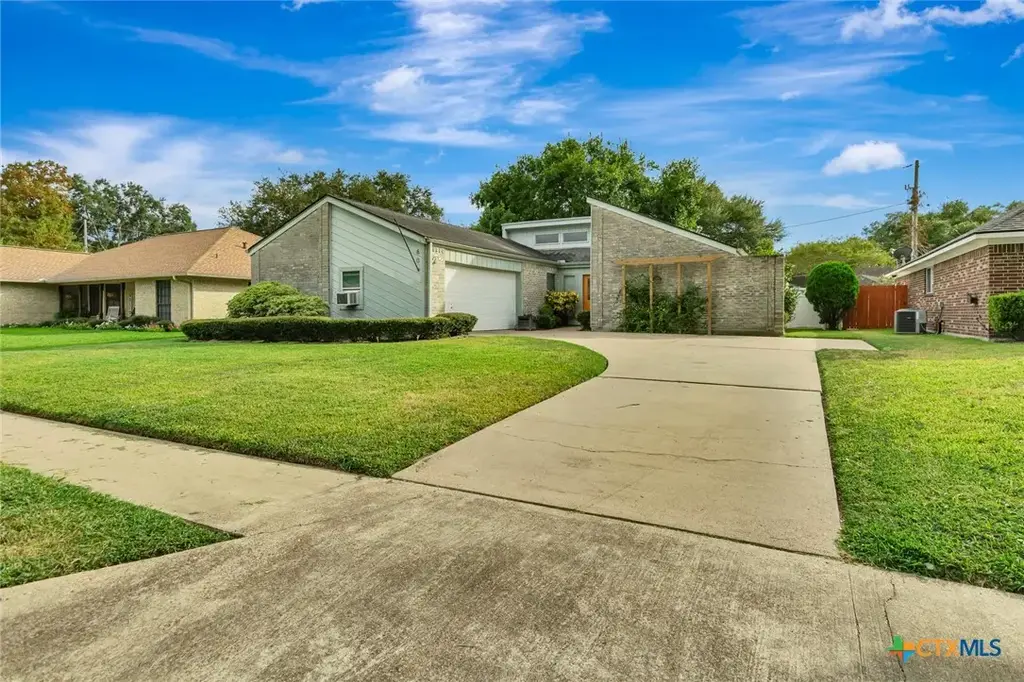 607 Bedivere Drive, Victoria