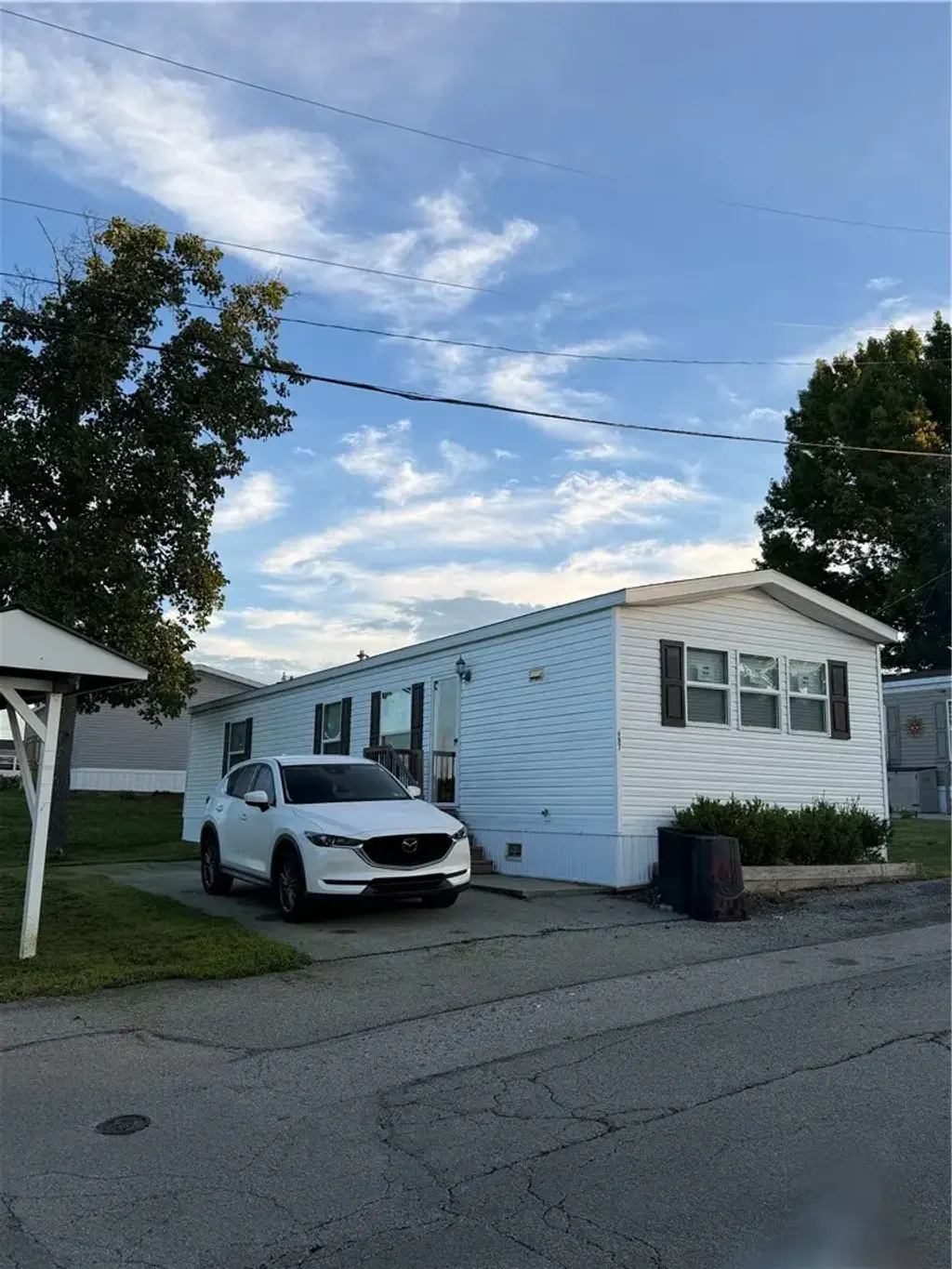 697 Regent Drive , Chartiers