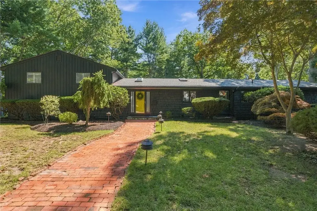 160 Windermere Way, Warwick