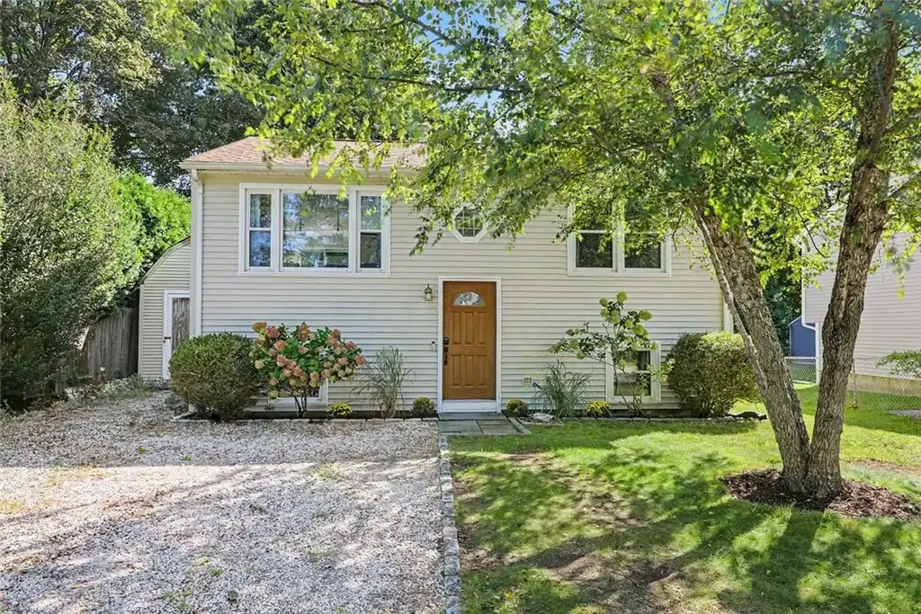 38 Lakeview Dr, Narragansett