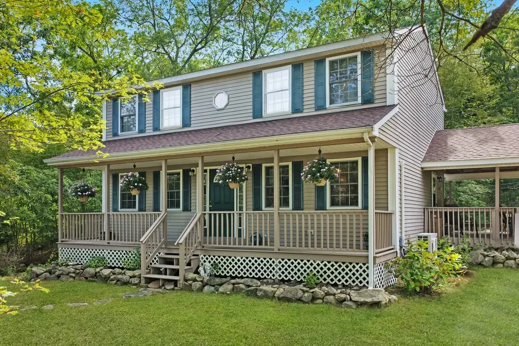19 Muratore Ln, Charlestown