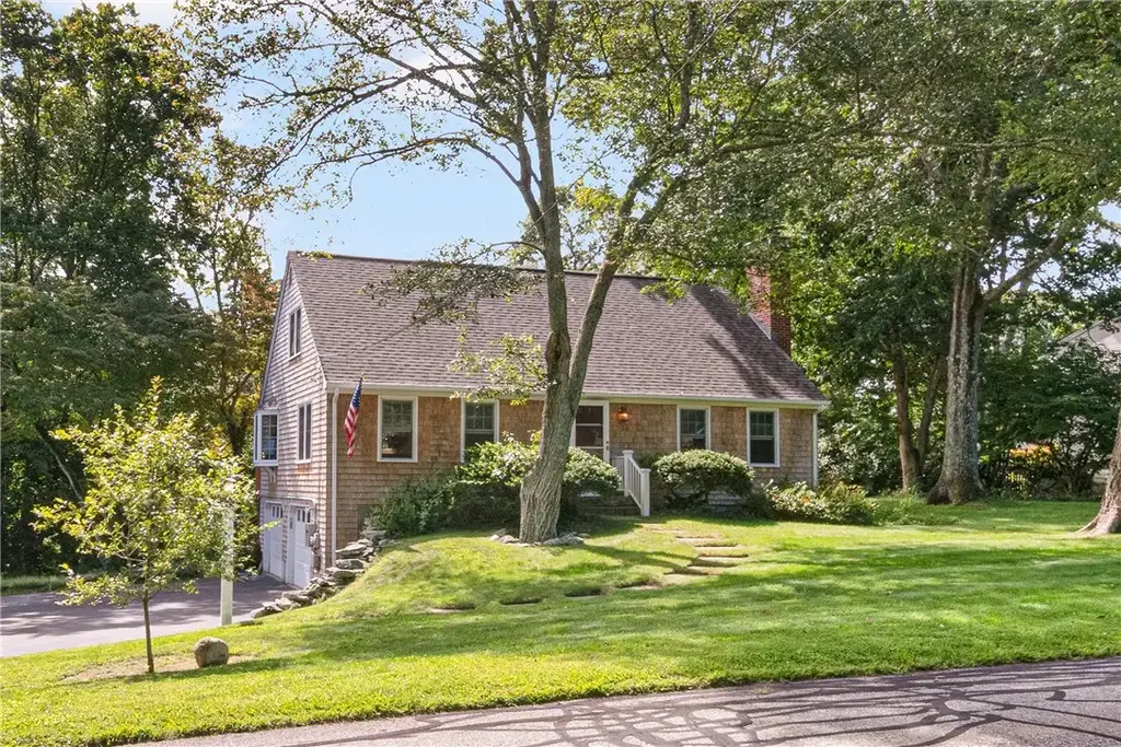 102 Edgewater Rd, Narragansett
