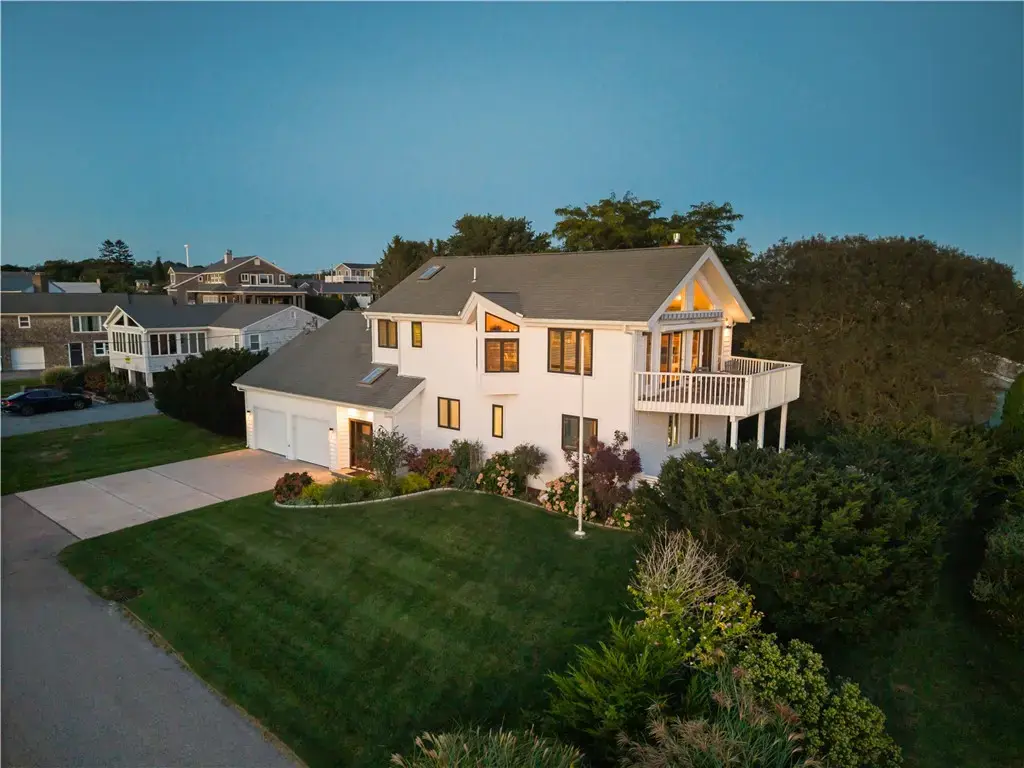 16 Larch Ave, Narragansett