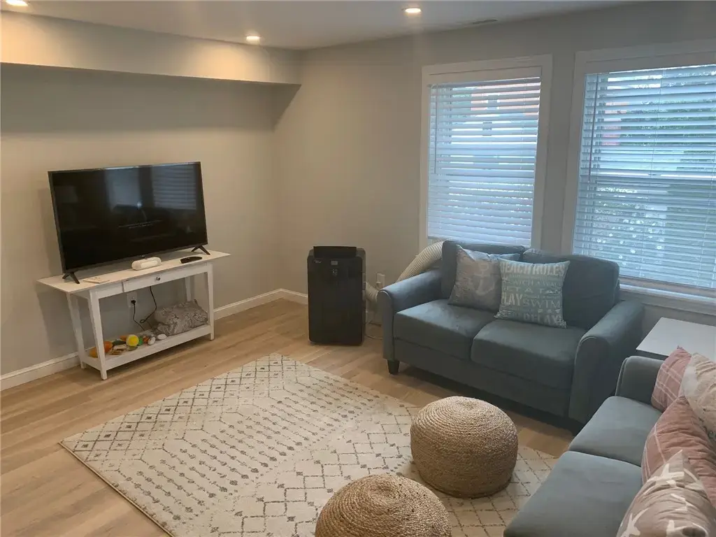 33 Van Zandt Ave # 1, Newport