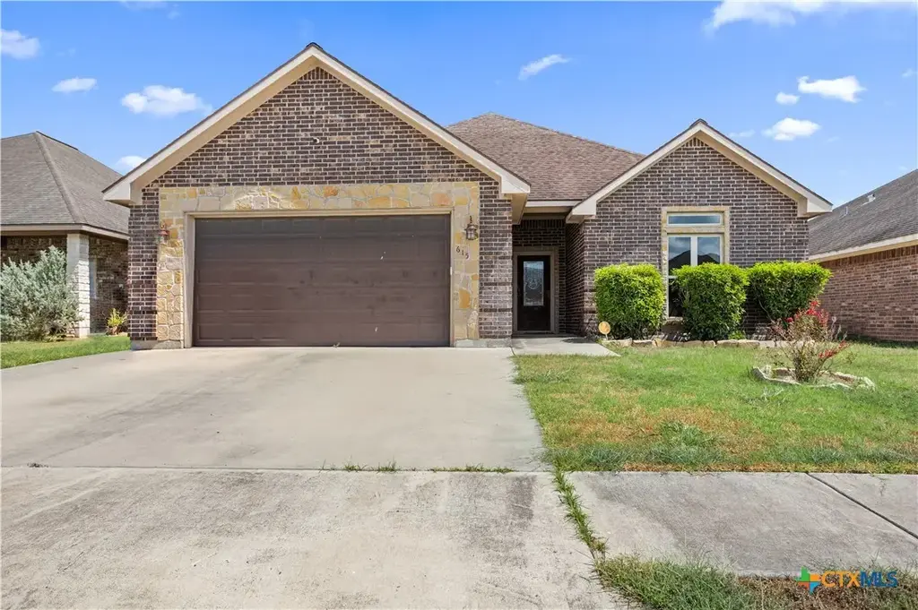 615 Mason Circle, Victoria