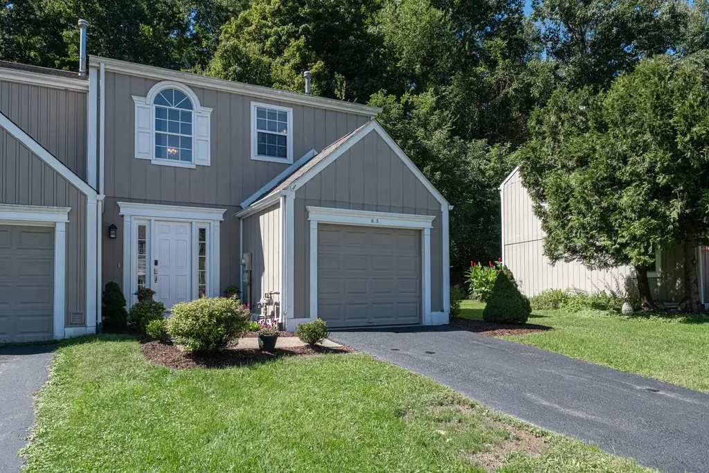 65 New London Lane, Oakmont