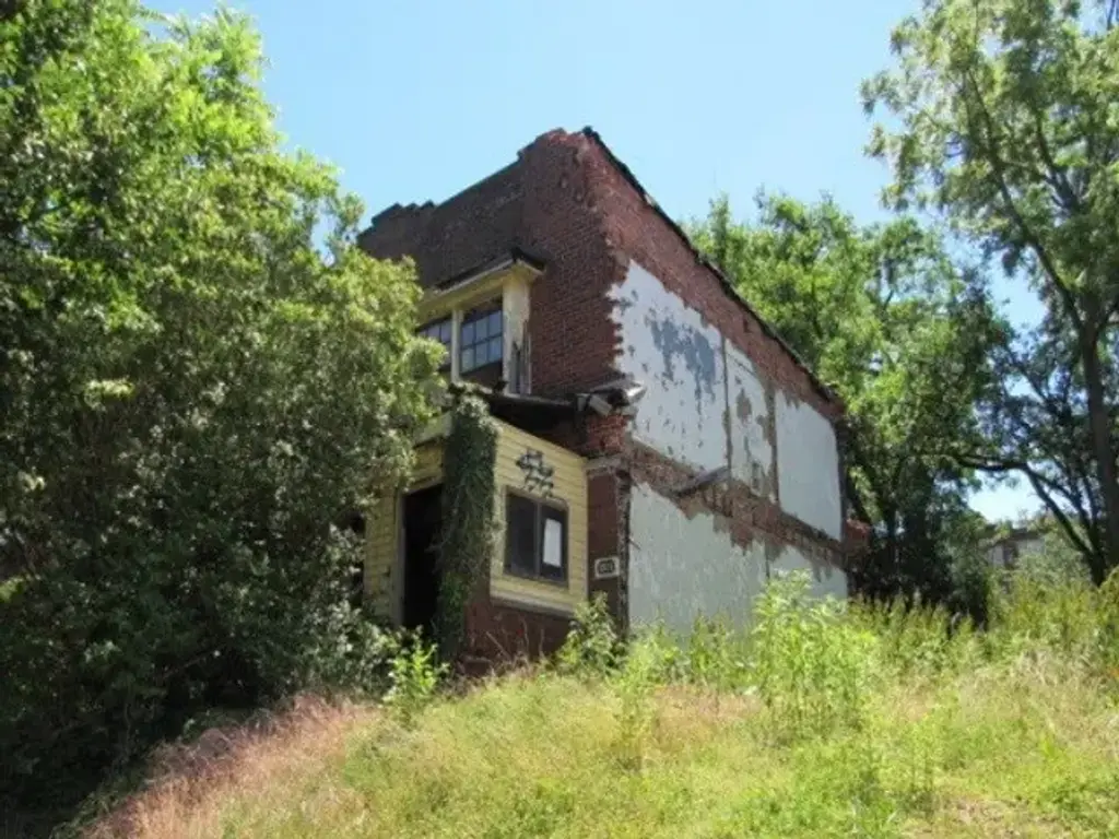 1215 North Avenue , Manchester