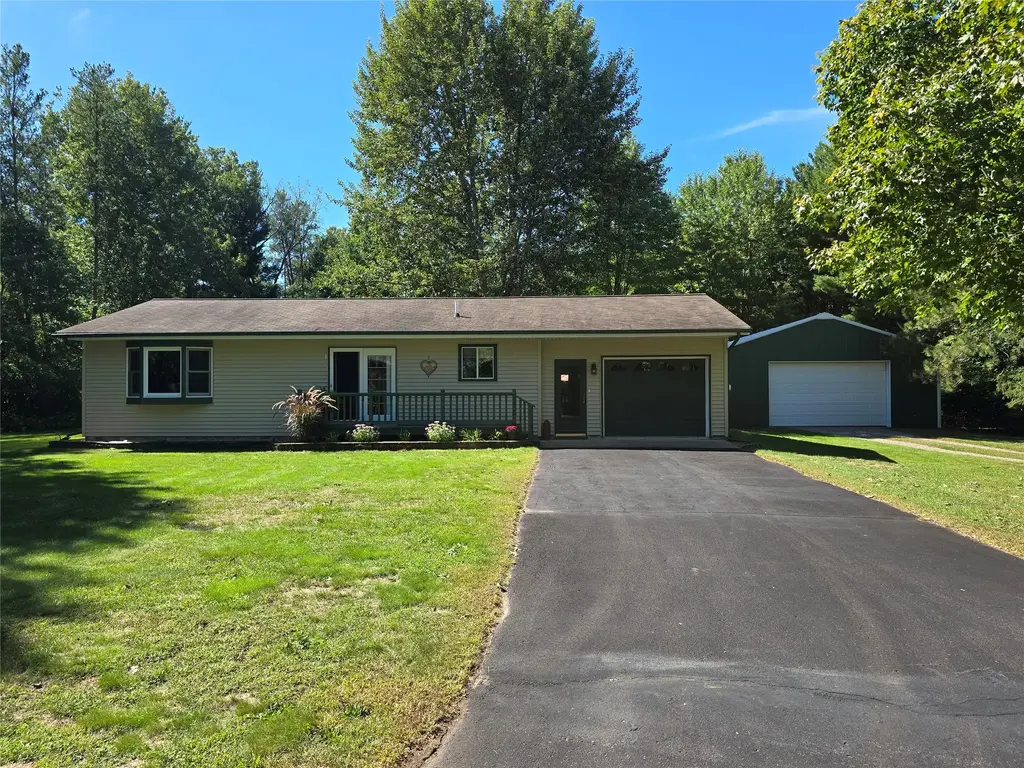1877 Pinewood Avenue, Chetek