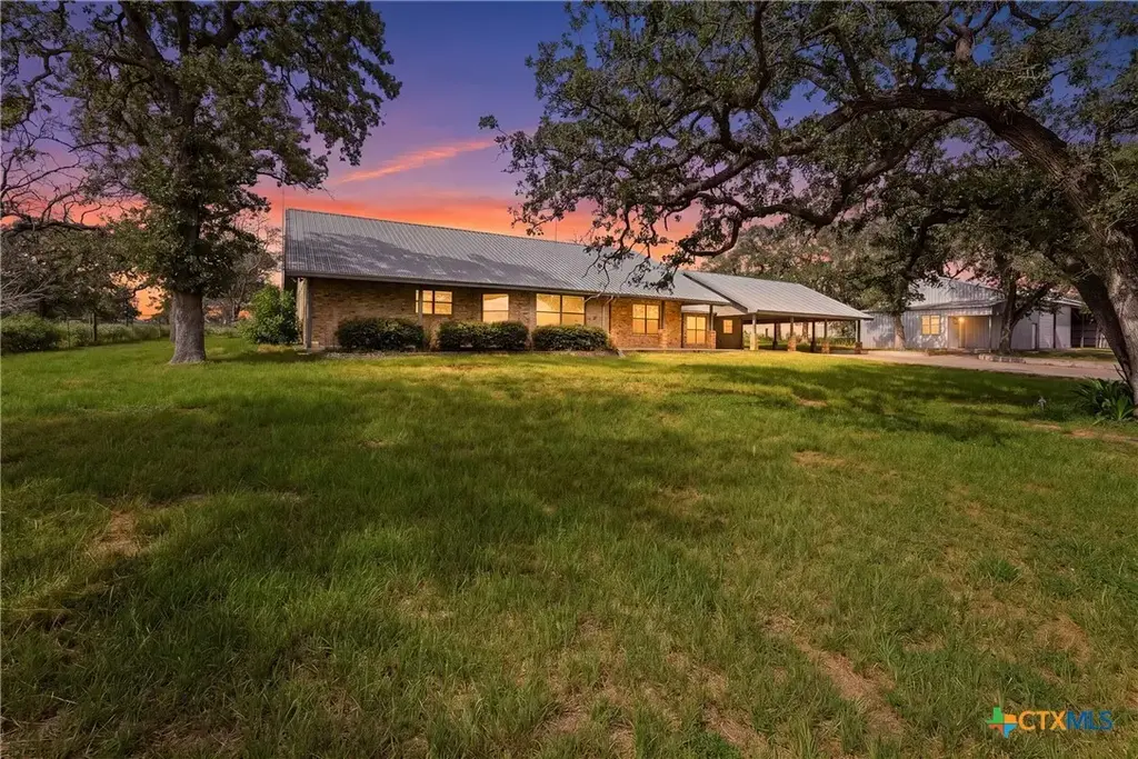 6589 State Highway 304, Harwood