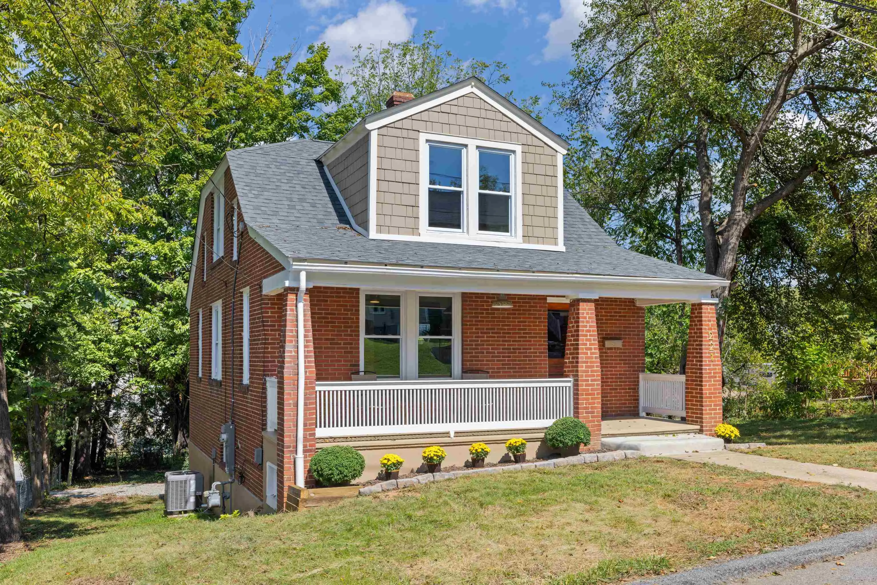 221 W Peabody St, Staunton