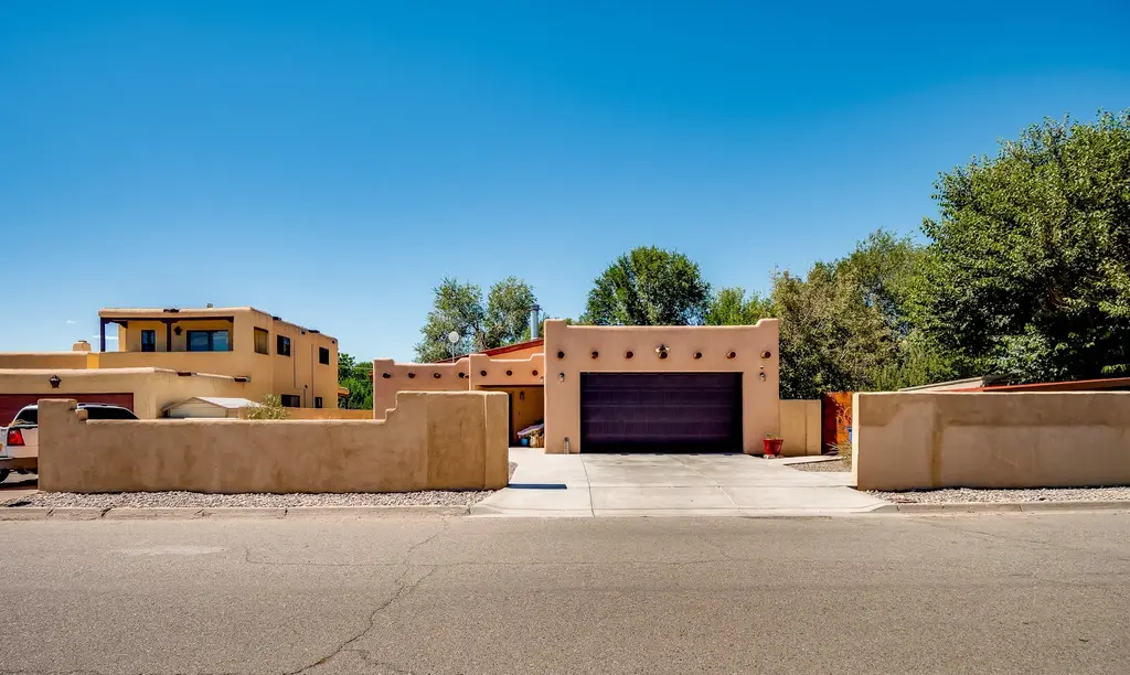 426 Camino Santa Cruz, Espanola