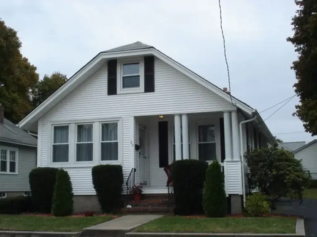 25 Hollywood Ave, Warwick