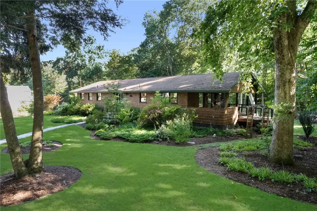 200 River Farm Dr, East Greenwich