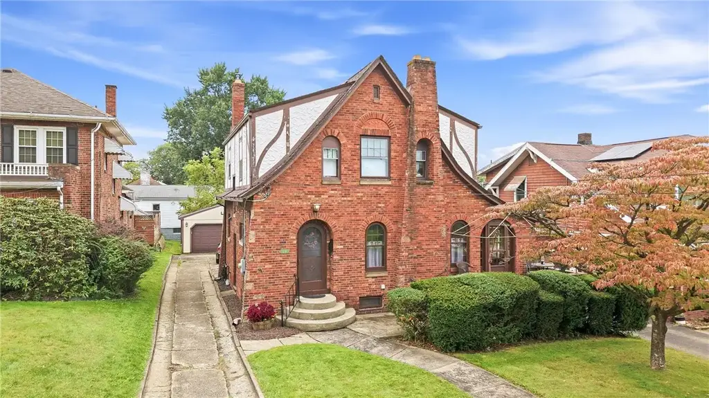 1216 Glenwood Drive, Sharon