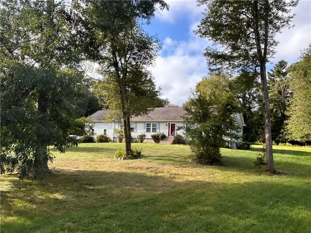 2037 Crandall Rd, Tiverton