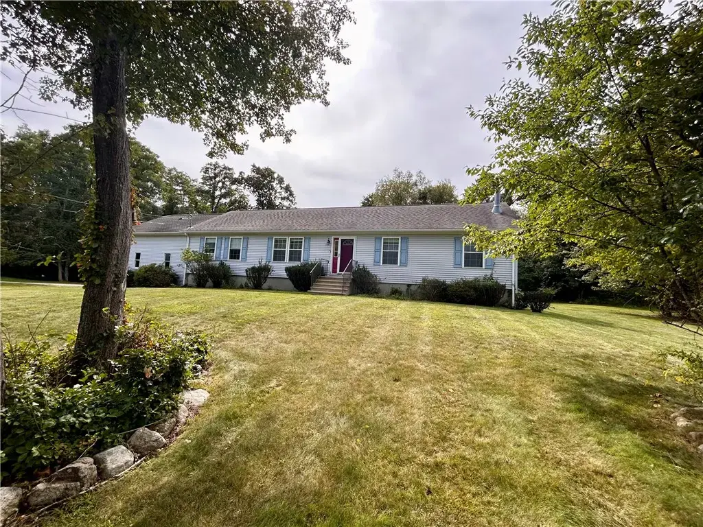 2037 Crandall Rd, Tiverton
