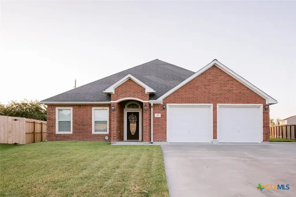 511 Mason Circle, Victoria