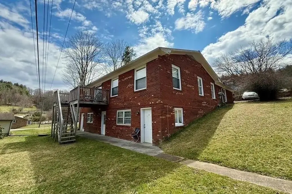 210 Howards Creek Road, Boone