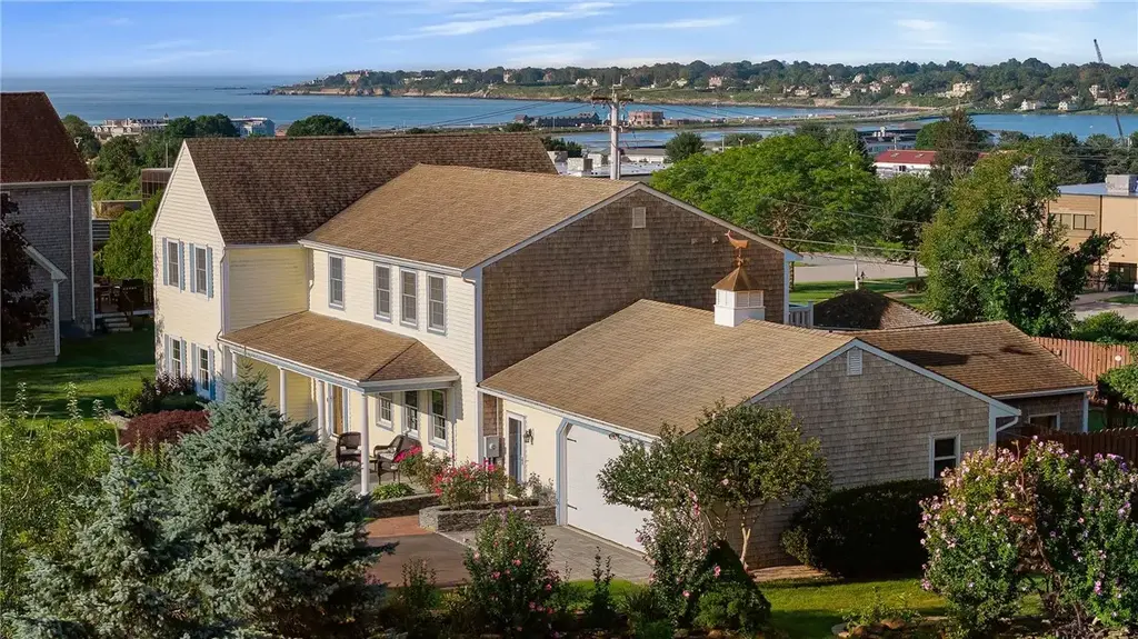 27 Ocean View Dr, Middletown