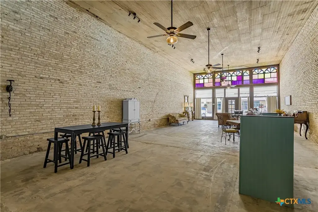 213 W Grand Avenue, Yoakum
